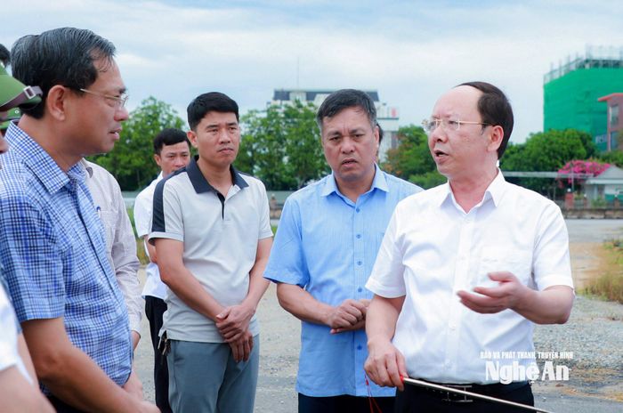 Phó Chủ tịch Thường trực UBND tỉnh Bùi Thanh An trao đổi với lãnh đạo xã Quỳnh Lưu. Ảnh: Thành Duy