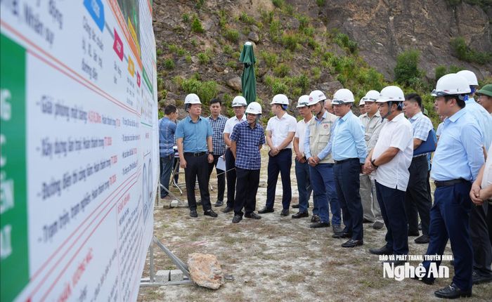 Phó Chủ tịch UBND tỉnh Hoàng Phú Hiền đánh giá tiến độ Gói thầu XL 01 triển khai chậm so với chỉ đạo của tỉnh. Ảnh: Nguyễn Toàn
