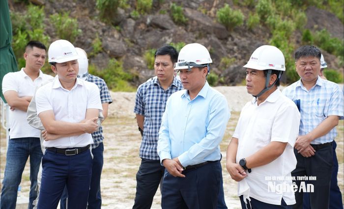 Phó Chủ tịch UBND tỉnh Hoàng Phú Hiền đề nghị chủ đầu tư và nhà thầu tập trung thi công các hạng mục cầu trên tuyến. Ảnh: Nguyễn Toàn