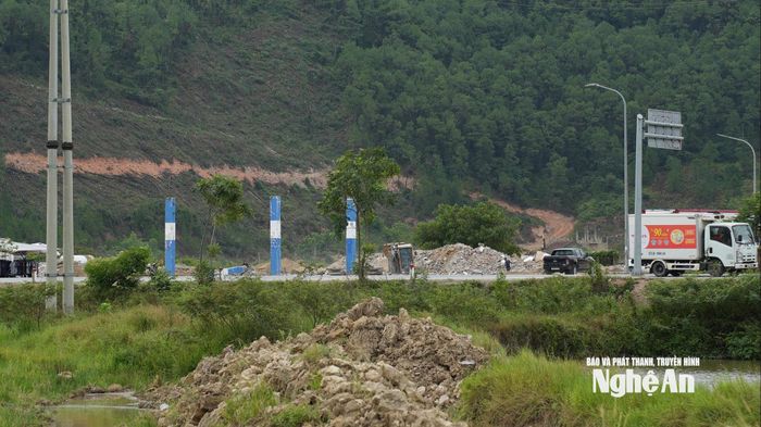 Cửa hàng xăng dầu số 42 (Petrolimex Nghệ An) đang được tháo dỡ. Ảnh: Nguyễn Toàn