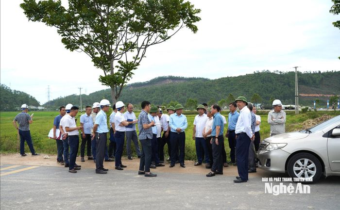 Phó Chủ tịch UBND tỉnh Hoàng Phú Hiền yêu cầu đến ngày 15/7 phải có đất đắp phục vụ thi công Gói thầu XL 01. Ảnh: Nguyễn Toàn