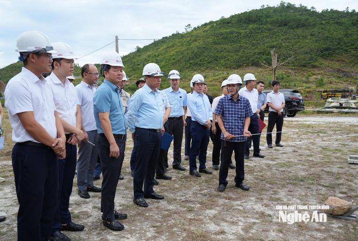 Ban QLDA công trình giao thông báo cáo tiến độ chung của Gói thầu XL 01. Ảnh: Nguyễn Toàn