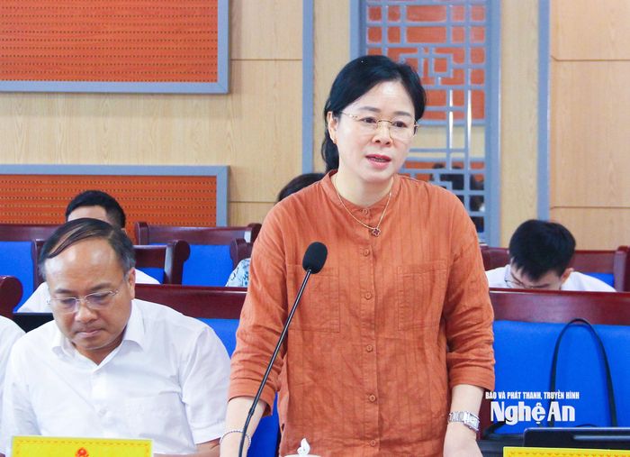 Giám đốc Sở Y tế Lê Thị Hoài Chung báo cáo kết quả tổ chức khám sức khỏe định kỳ cho người dân. Ảnh: Mai Hoa