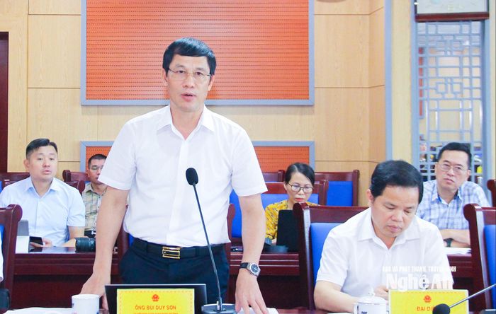 Đồng chí Bùi Duy Sơn - Ủy viên Ban Chấp hành Đảng bộ tỉnh, Chánh Văn phòng Đoàn đại biểu Quốc hội và HĐND tỉnh nêu ý kiến thẩm tra tại cuộc họp. Ảnh: Mai Hoa