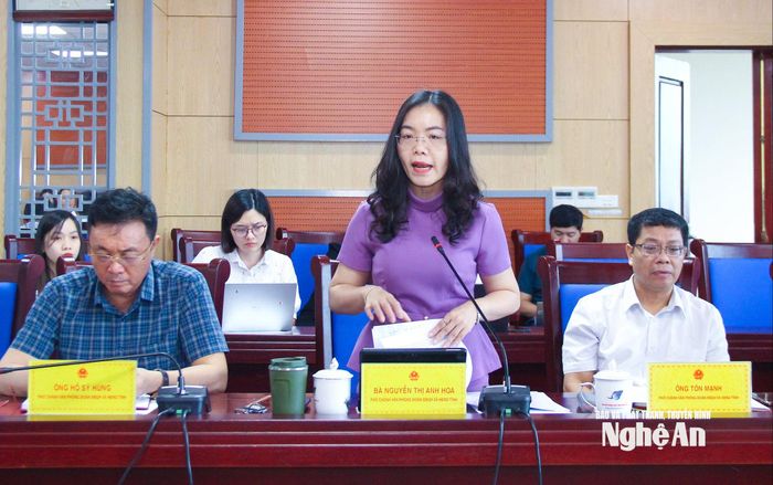 Phó Chánh Văn phòng Đoàn đại biểu Quốc hội và HĐND tỉnh Nguyễn Thị Anh Hoa nêu ý kiến về một số chỉ tiêu GRDP đạt thấp. Ảnh: Mai Hoa