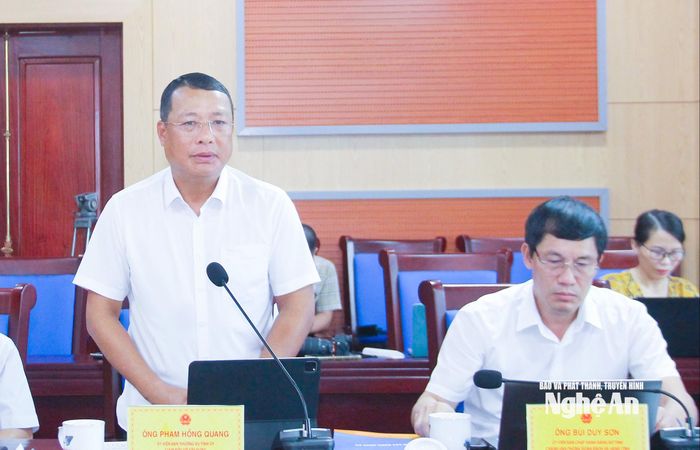 Đồng chí Phạm Hồng Quang - Ủy viên Ban Thường vụ Tỉnh ủy, Giám đốc Sở Xây dựng làm rõ nguyên nhân giải ngân đầu tư công chưa đạt yêu cầu. Ảnh: Mai Hoa