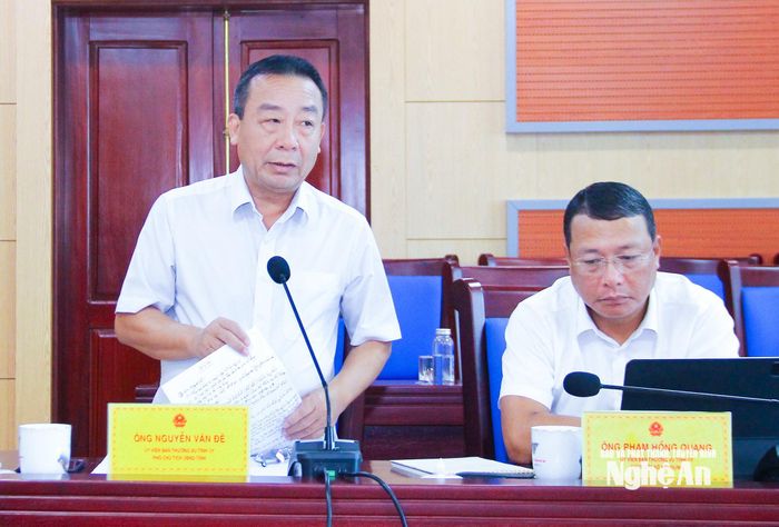 Đồng chí Nguyễn Văn Đệ - Ủy viên Ban Thường vụ Tỉnh ủy, Phó Chủ tịch UBND tỉnh trao đổi kết quả giải quyết kiến nghị của cử tri và thực hiện Kết luận chất vấn của HĐND tỉnh. Ảnh: Mai Hoa