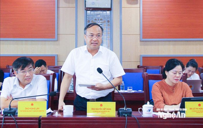 Giám đốc Sở Nội vụ Nguyễn Viết Hưng làm rõ vấn đề phân cấp, phân quyền và xử lý vi phạm trong cán bộ, công chức. Ảnh: Mai Hoa