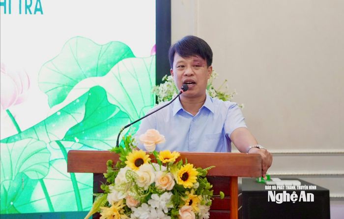 Ông Nguyễn Tiến An - Giám đốc Quỹ Bảo vệ và Phát triển rừng Nghệ An trả lời những thắc mắc của các chủ rừng. Ảnh: Thúy Vinh
