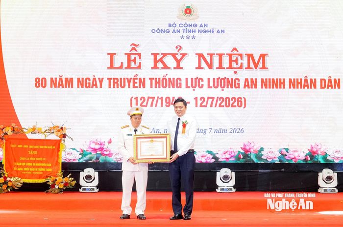 Thừa ủy quyền, đồng chí Hoàng Nghĩa Hiếu - Phó Bí thư Thường trực Tỉnh ủy, Chủ tịch HĐND tỉnh trao Bằng khen của Thủ tướng Chính phủ tặng cho 1 cá nhân thuộc Công an tỉnh Nghệ An. Ảnh: Phạm Bằng