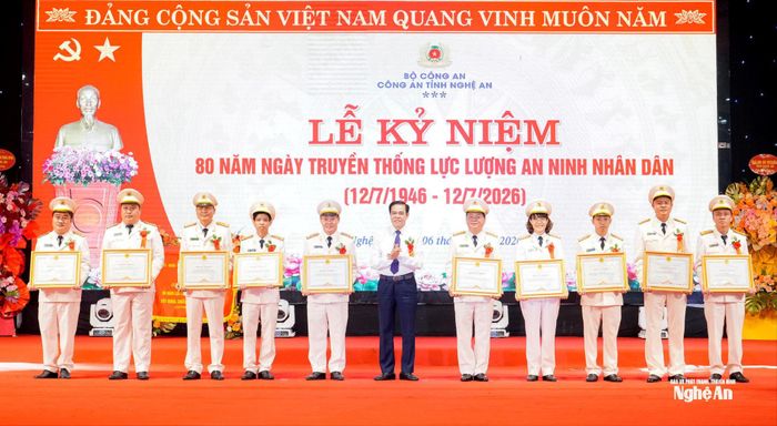 Đồng chí Võ Trọng Hải - Phó Bí thư Tỉnh ủy, Chủ tịch UBND tỉnh trao tặng Bằng khen cho 5 tập thể, 5 cá nhân thuộc Công an tỉnh Nghệ An. Ảnh: Phạm Bằng