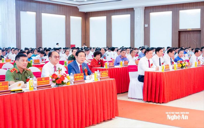 Lãnh đạo, nguyên lãnh đạo Đảng, Nhà nước, bộ, ngành Trung ương, tỉnh Nghệ An dự lễ kỷ niệm. Ảnh: Phạm Bằng