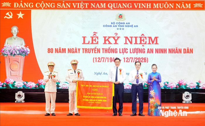 Thường trực Tỉnh ủy trao Bức trướng của Tỉnh ủy - HĐND - UBND - Ủy ban MTTQ tỉnh tặng Công an tỉnh Nghệ An. Ảnh: Phạm Bằng