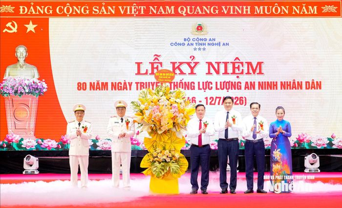 Thường trực Tỉnh ủy tặng hoa chúc mừng Công an Nghệ An nhân kỷ niệm 80 năm ngày truyền thống lực lượng An ninh nhân dân. Ảnh: Phạm Bằng