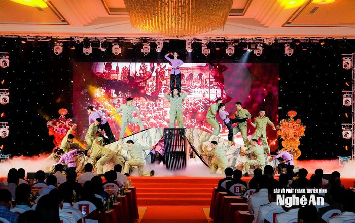 Chương trình nghệ thuật chào mừng lễ kỷ niệm. Ảnh: Phạm Bằng