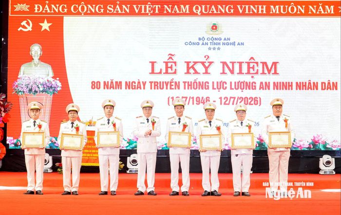 Thừa ủy quyền, Thiếu tướng Đinh Việt Dũng - Giám đốc Công an tỉnh trao Bằng khen của Bộ trưởng Bộ Công an tặng 7 tập thể thuộc Công an tỉnh Nghệ An. Ảnh: Phạm Bằng