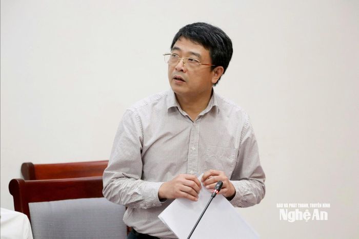 Phó Giám đốc Sở Xây dựng Đoàn Văn Đại báo cáo tại cuộc họp. Ảnh: Thái Dương