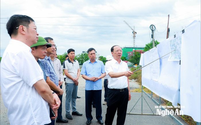 Phó Chủ tịch Thường trực UBND tỉnh Bùi Thanh An kiểm tra hiện trường Dự án tuyến đường tránh Quốc lộ 1A đoạn Quỳnh Hậu - Quỳnh Hồng - Quỳnh Diễn - Quỳnh Giang do UBND xã Quỳnh Lưu làm chủ đầu tư. Ảnh: Thành Duy