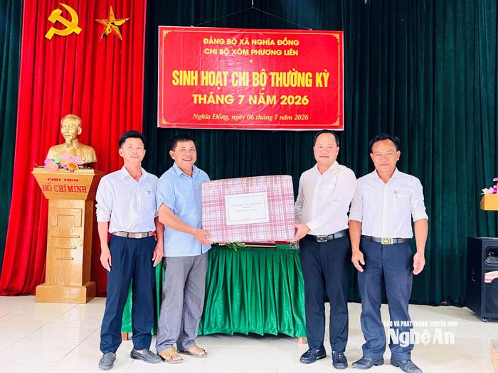Đồng chí Hoàng Quốc Việt tặng quà cho cấp ủy xóm Phương Liên. Ảnh: Trọng Hùng