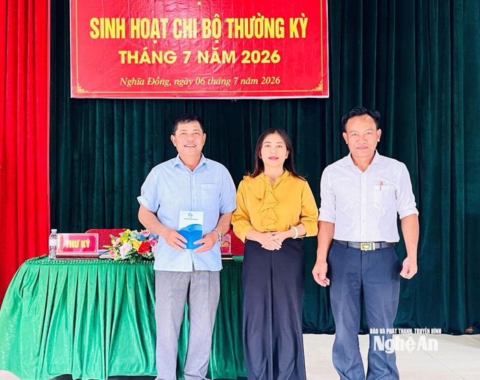 Đồng chí Hoàng Thị Thu Hiền tặng quà cho cấp ủy xóm Phương Liên. Ảnh: Trọng Hùng
