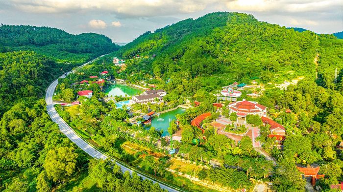 Khu du lịch văn hóa sinh thái Hải Thượng (xã Hương Sơn) là điểm du lịch sinh thái có hệ thống lưu trú được đầu tư bài bản.