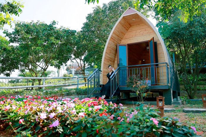 Trên địa bàn tỉnh có nhiều điểm đến du lịch sinh thái nhưng số cơ sở có lưu trú như KDL Đá Bạc Eco (Thạch Xuân) và Hải Thượng (Hương Sơn) chưa nhiều.