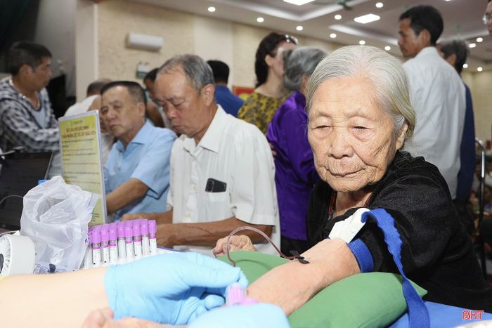 Những mái đầu đã điểm bạc nhưng nỗi trăn trở, day dứt về liệt sĩ vẫn chưa nguôi.