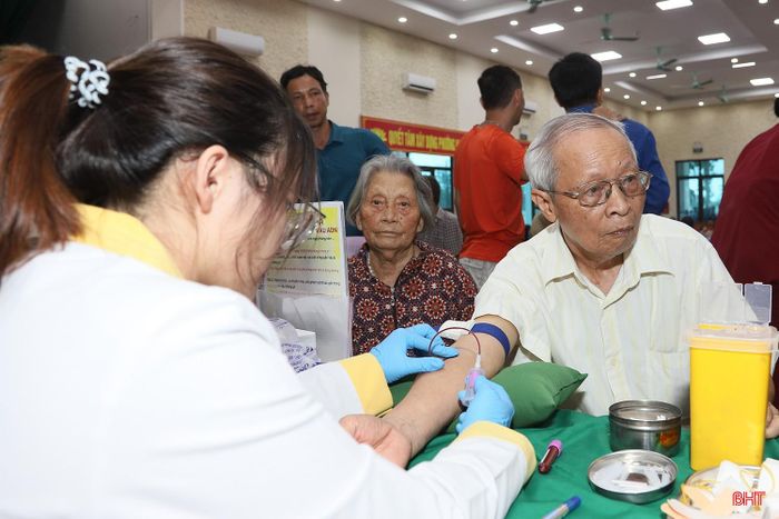 Ông Phan Duy Kha trở về từ Hà Nội và được cán bộ hướng dẫn thực hiện các bước lấy mẫu ADN.