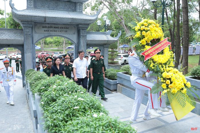 Thượng tướng, PGS.TS. Trần Việt Khoa - Ủy viên Trung ương Đảng, Ủy viên Quân ủy Trung ương, Giám đốc Học viện Quốc phòng cùng các thành viên trong đoàn và lãnh đạo tỉnh Hà Tĩnh tới dâng hoa, dâng hương tại Khu di tích Ngã ba Đồng Lộc.