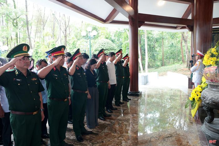Thượng tướng, PGS.TS. Trần Việt Khoa - Giám đốc Học viện Quốc phòng cùng thành viên trong đoàn và lãnh đạo tỉnh Hà Tĩnh đã đặt vòng hoa, dâng hương tại Nhà bia tưởng niệm Liệt sĩ TNXP toàn quốc - nơi ghi danh hơn 4.000 liệt sĩ TNXP trên cả nước và khu mộ 10 nữ anh hùng liệt sĩ TNXP Ngã ba Đồng Lộc.