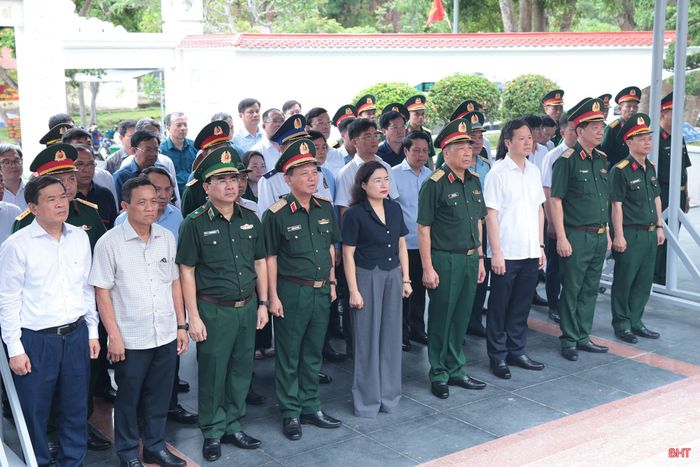 Đoàn công tác dâng hương tại khu mộ 10 nữ anh hùng liệt sĩ TNXP Ngã ba Đồng Lộc.