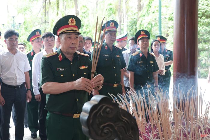 Thượng tướng, PGS.TS. Trần Việt Khoa - Giám đốc Học viện Quốc phòng dâng hương tưởng niệm các anh hùng liệt sĩ.