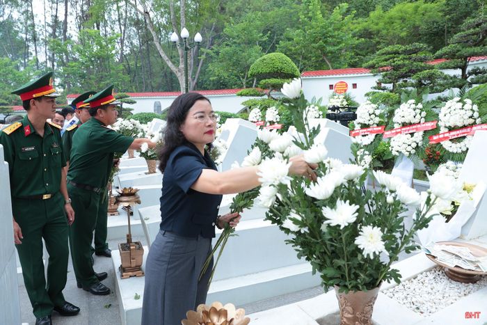 Đồng chí Nguyễn Thị Nguyệt - Phó Chủ tịch UBND tỉnh dâng hoa lên phần mộ 10 nữ anh hùng liệt sĩ TNXP Ngã ba Đồng Lộc.