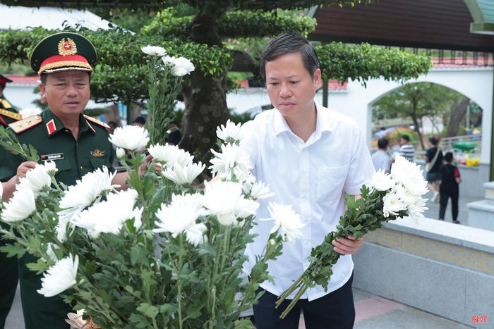 Đồng chí Đoàn Anh Dũng - Ủy viên Trung ương Đảng, Phó Chủ nhiệm Ủy ban Kiểm tra Trung ương dâng hoa lên phần mộ 10 nữ anh hùng liệt sĩ TNXP Ngã ba Đồng Lộc.