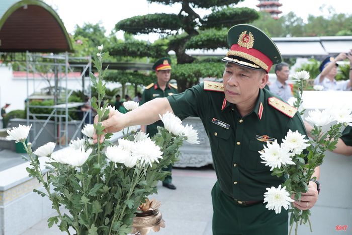 Thượng tướng, PGS.TS. Trần Việt Khoa - Giám đốc Học viện Quốc phòng dâng hoa lên phần mộ 10 nữ anh hùng liệt sĩ TNXP Ngã ba Đồng Lộc.
