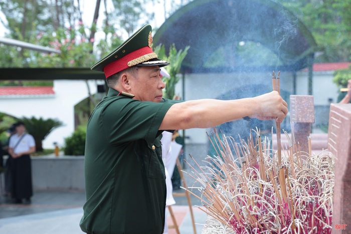 Thượng tướng, PGS.TS. Trần Việt Khoa - Giám đốc Học viện Quốc phòng dâng hương tưởng niệm tại khu mộ 10 nữ anh hùng liệt sĩ TNXP Ngã ba Đồng Lộc.