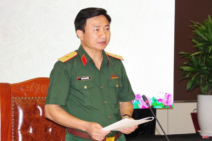 Thiếu tướng Đoàn Xuân Bường - Bí thư Đảng ủy, Chính ủy Quân khu 4 phát biểu tại hội nghị.