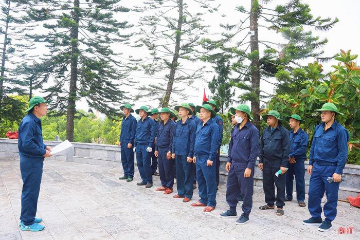 Trước khi triển khai nhiệm vụ, đội lấy mẫu hài cốt liệt sĩ toàn khâu được quán triệt quy trình, yêu cầu kỹ thuật và phân công cụ thể từng phần việc.