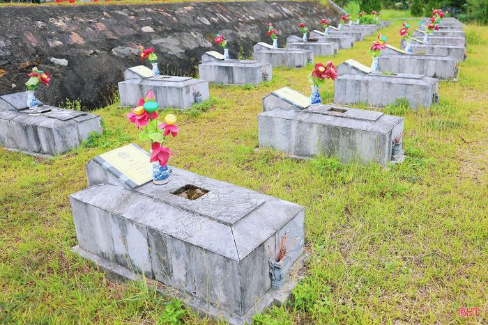 Nghĩa trang Liệt sĩ Nầm hiện có 1.195 phần mộ liệt sĩ, trong đó gần 600 phần mộ chưa xác định được danh tính. Đây là nghĩa trang có số lượng mộ chưa rõ thông tin nhiều nhất tại Hà Tĩnh.