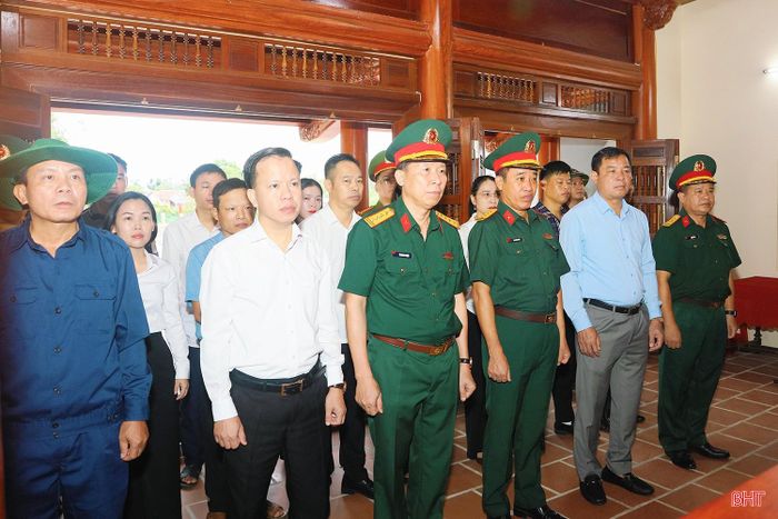 Trước khi tiến hành khai quật, thu nhận mẫu sinh phẩm, Ban Chỉ đạo 515 tỉnh đã tổ chức lễ dâng hoa, dâng hương tại Đài tưởng niệm các anh hùng liệt sĩ, bày tỏ lòng thành kính, biết ơn sâu sắc đối với những người đã hy sinh vì sự nghiệp đấu tranh giải phóng dân tộc, bảo vệ Tổ quốc.