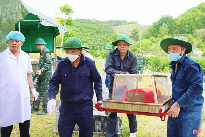 Sau khi hoàn tất, toàn bộ mẫu hài cốt sẽ được bảo quản, bàn giao cho cơ quan chuyên môn phục vụ giám định ADN. Đồng thời, thông tin từng phần mộ và mẫu hài cốt sẽ được số hóa, tạo cơ sở dữ liệu phục vụ đối chiếu, xác minh danh tính trong thời gian tới. Dự kiến, việc khai quật, thu nhận mẫu tại Nghĩa trang Liệt sĩ Nầm sẽ kéo dài đến ngày 20/7.