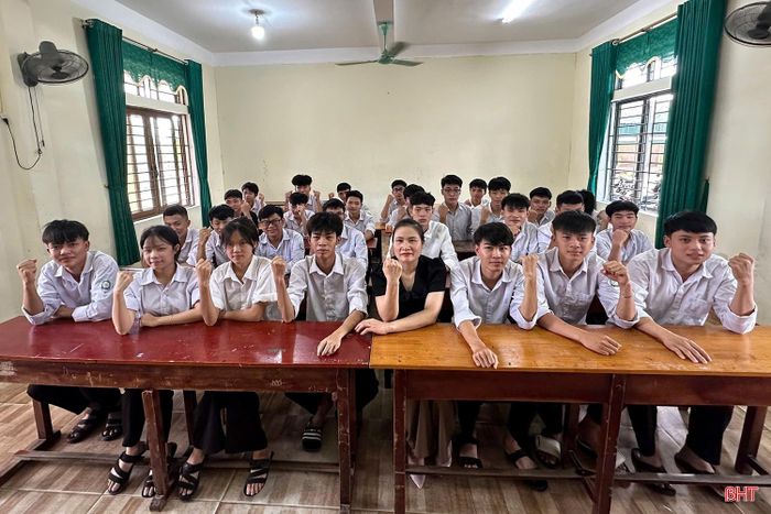 Lớp 12A6 - Trường THPT Nguyễn Đình Liễn có 9 em đạt điểm 10 môn Toán.