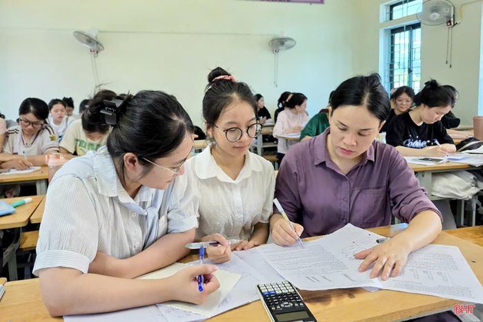 Giáo viên các trường miệt mài đồng hành với học sinh trong quá trình ôn thi.