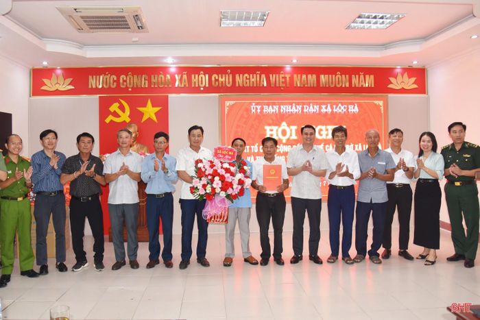 Đại diện lãnh đạo các sở, ngành, địa phương tặng hoa chúc mừng Tổ chức cộng đồng nghề cá ven bờ xã Lộc Hà.