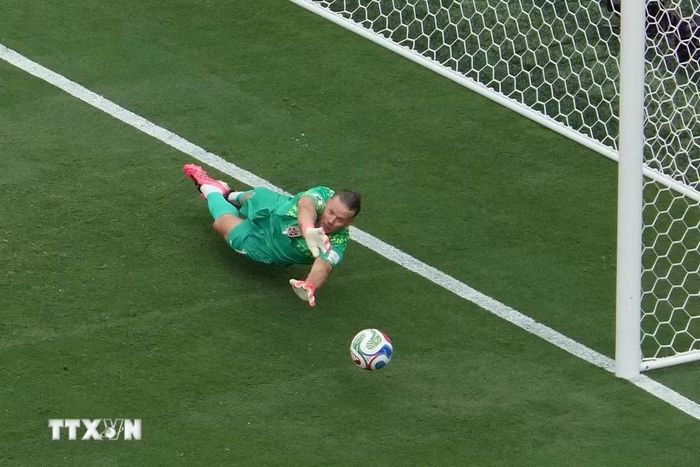 Orjan Nyland cản phá thành công cú sút phạt của Bruno. (Ảnh: AFP/TTXVN)