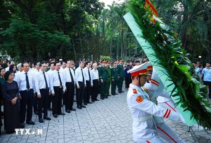 Thủ tướng Chính phủ Lê Minh Hưng dâng hoa, dâng hương tại Tượng đài Cố Tổng Bí thư Trần Phú và Bia tưởng niệm các Anh hùng liệt sỹ tại Công viên Lê Thị Riêng. (Ảnh: Dương Giang/TTXVN)