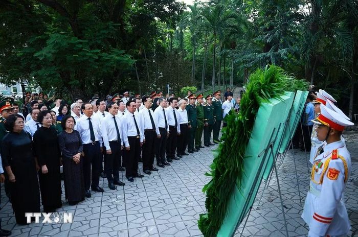 Thủ tướng Chính phủ Lê Minh Hưng dâng hoa, dâng hương tại Tượng đài Cố Tổng Bí thư Trần Phú và Bia tưởng niệm các Anh hùng liệt sỹ tại Công viên Lê Thị Riêng. (Ảnh: Dương Giang/TTXVN) 