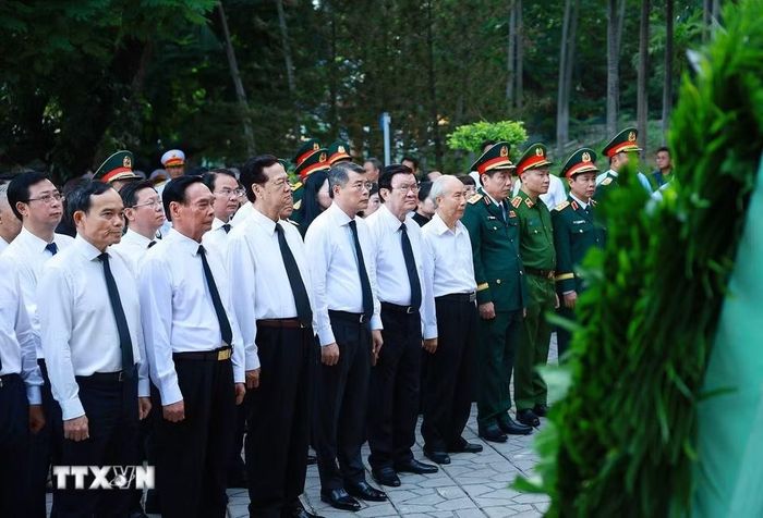 Thủ tướng Chính phủ Lê Minh Hưng dâng hoa, dâng hương tại Tượng đài Cố Tổng Bí thư Trần Phú và Bia tưởng niệm các Anh hùng liệt sỹ tại Công viên Lê Thị Riêng. (Ảnh: Dương Giang/TTXVN)