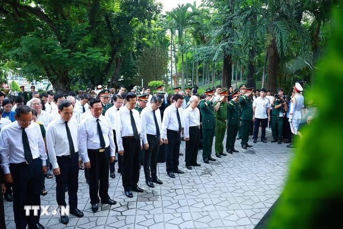 Thủ tướng Chính phủ Lê Minh Hưng dâng hoa, dâng hương tại Tượng đài Cố Tổng Bí thư Trần Phú và Bia tưởng niệm các Anh hùng liệt sỹ tại Công viên Lê Thị Riêng. (Ảnh: Dương Giang/TTXVN)