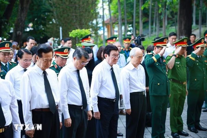 Thủ tướng Chính phủ Lê Minh Hưng dâng hoa, dâng hương tại Tượng đài Cố Tổng Bí thư Trần Phú và Bia tưởng niệm các Anh hùng liệt sỹ tại Công viên Lê Thị Riêng. (Ảnh: Dương Giang/TTXVN)